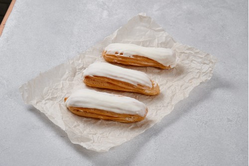 Эклер со сметанным кремом 45гр